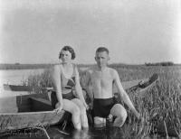 Piotrowscy na łodzi. Ok. 1934 rok. *Piotrowskis on  boat. Ca. 1934 .