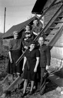 Rodzina kolejarza w Białymstoku. Ok. 1950 rok *Family railwayman in Bialystok. Ca. 1950