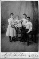 Władysław Piotrowski z rodzeństwem. Ok. 1905 rok *Władysław Piotrowski siblings. Ca. 1905