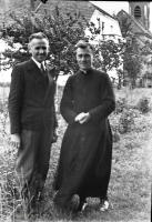 Władysław Piotrwski i ksiądz Edward Kisiel w Uhowie. 1945 rok *Wladyslaw Piotrwski and Far Edward Kisiel in Uhowo. 1945