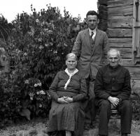 Władysław Piotrowski z rodzicami. Ok. 1935 rok *Władysław Piotrowski with parents. Ca. 1935
