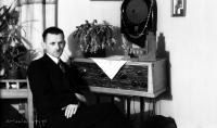 Władysław Piotrowski przy radiu własnej konstrukcji. Ok. 1934 rok *Władysław Piotrowski,  radio from his own design. Ca. 1934