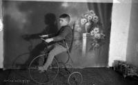 Januszek na rowerze. Ok. 1930 rok *Januszek on  bike. Ca. 1930