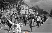 Idą uczniowie z SP 2 w Łapach;  *Pupils from Primary School No. 2 in Łapy marching  **94383<br />