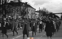 Idzie w pochodzie SP 2 w Łapach;  *Primary School No. 2 in Łapy marching in the parade  **94384<br />