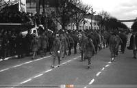 Idą harcerki z SP 2 w Łapach;  *Girl scouts from Primary School No. 2 in Łapy marching  **94385<br />