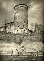  Kraków- baszta wawelska ; *The Tower of Wawel Castle in Cracow<br />Dofinansowano ze srodków Ministerstwa Kultury i Dziedzictwa Narodowego i Starostwa Powiatowego w Bialymstoku.<br />