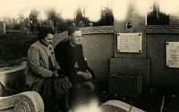  Przy grobie Januszka ; *By the grave of Januszek<br />Dofinansowano ze srodków Ministerstwa Kultury i Dziedzictwa Narodowego i Starostwa Powiatowego w Bialymstoku.<br />