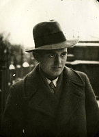  Pan Mieczysław w kapeluszu  ; *Mieczysław wearing a hat<br />Dofinansowano ze srodków Ministerstwa Kultury i Dziedzictwa Narodowego i Starostwa Powiatowego w Bialymstoku.<br />