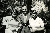  Kawaler i dwie panny  ; *A young man with two girls<br />Dofinansowano ze srodków Ministerstwa Kultury i Dziedzictwa Narodowego i Starostwa Powiatowego w Bialymstoku.<br />