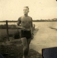  Mężczyzna nad wodą  ; *A man wearing trunks<br />Dofinansowano ze srodków Ministerstwa Kultury i Dziedzictwa Narodowego i Starostwa Powiatowego w Bialymstoku.<br />