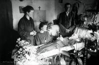 <p>Pogrzeb dziecka. Ok. 1943 rok,</p>

<p>The funeral of a child. Circa 1943</p>
