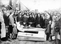 <p>Pogrzeb dziecka. 1945 rok.</p>

<p>The funeral of a child. 1945</p>
