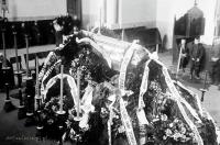  Pogrzeb Naczelnika Warsztatów Jana T. Bluma - trumna z wieńcami w kościele w Łapach. 1934 rok,  The funeral of the head of the Workshops Jan T. Blum – the coffin with wreaths in the church in Lapy. 1934.
