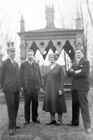 <p>Naczelnik Warsztatów Jan T. Blum z rodziną na wycieczce w Wilanowie. Ok. 1932 rok,</p>

<p>Head of the Workshops in Lapy Jan T. Blum with his family on the trip in Wilanow. Circa 1932.</p>
