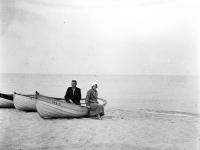 Piotrowscy w łodzi rybackiej na Helu. Ok. 1934 rok. *Piotrowskis in a fishing boat on  Hel Peninsula. Ca. 1934