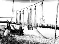 Sieci rybackie na Helu. Ok. 1934 rok.  *Fishing nets on  Hel. Ca. 1934 .