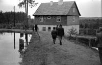 Dom nad wodą. Ok. 1955 rok. *House on  water. Ca. 1955