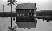 Dom nad wodą. Ok. 1955 rok. *House on  water. Ca. 1955