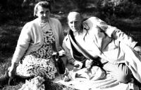 Kobieta i mężczyzna na pikniku. Ok. 1955 rok *Woman and man on a picnic. Ca. 1955