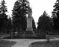 Pomnik 42 pp. W Białymstoku. Ok. 1935 rok *Monument 42 pp. in Bialystok. Ca. 1935