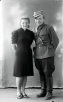 <p>Młoda kobieta i oficer PUB. Ok. 1945 rok</p>

<p>A young woman and a secret service officer. Circa 1945.</p>
