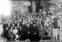 <p>Grupa dziewcząt z księżmi przed Grotą NMP w Łapach. Ok. 1942 rok</p>

<p>Girls with priests in front to the Blessed Virgin Mary cave in Lapy. Circa 1942.</p>
