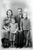  Rodzice z dwoma synami. Ok. 1943 rok,  A parents with their two sons. Circa 1943.