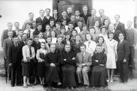  Księża z chórem parafialnym w Łapach. 1942 rok ,  Priests with the parish choir in Lapy. 1942.