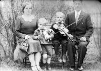  Rodzice z dwoma synami. Ok. 1942 rok,  Parents with two sons. Circa 1942.