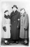 Mężczyzna z dwiema nastolatkami. Ok. 1950 rok, A man with two teenage girls. Circa 1950.