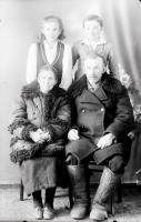  Małżeństwo w kożuchach z dwojgiem dzieci. Ok. 1945 rok,  A married couple in sheepskin coats. Circa 1945.