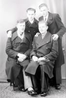  Kawalerowie w paltach dwurzędowych. Ok. 1950 rok,  Bachelors in double-breasted coats. Circa 1950.