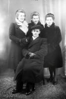   Kawaler z trzema pannami z Łap. Ok. 1950 rok,  A bachelor with three maids from Lapy. Circa 1950.