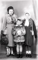  Matka z dwiema córkami. Ok. 1950 rok,  Mother with two daughters. Circa 1950.
