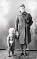  Kobieta z dzieckiem. Ok. 1945 rok,  A woman with a child. Circa 1945.