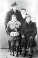  Dwie panny i dwóch kawalerów w zimowych strojach. Ok. 1945 rok, Two maids and two bachelors in winter clothes. Circa 1945.