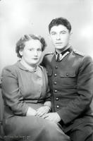  Kobieta i porucznik LWP. Ok. 1945- 1950 rok, A woman and a LWP (People’s Army of Poland) lieutenant. Circa 1945.