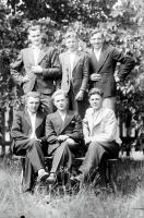  Sześciu kawalerów w sadzie. Ok. 1942-1945 rok, Six bachelors in the orchard. Circa 1945.