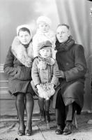  Rodzice z córeczką i synkiem. Ok. 1945 rok,  Parents with their little girl and son. Circa 1945.