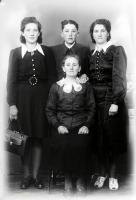  Kobieta z córkami i synem? Ok. 1945 rok, A woman with her daughters and son? Circa 1945.