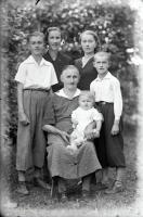  Fotografia rodzinna. Ok. 1943 rok, A family photograph. Circa 1943.