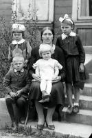  Kobieta z  czwórką dziećmi. Ok. 1945 rok,  A woman with four babies. Circa 1945.