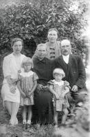  Zdjęcie rodzinne. Ok. 1945 rok, A family photograph. Circa 1945.