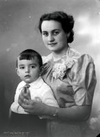  Matka z synem. Ok. 1950 rok,  A mother with her son. Circa 1950.