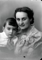 <p>Matka i syn. Ok. 1950 rok, </p>

<p>A mother with her son. Circa 1950.</p>
