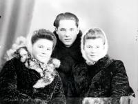  Dziewczyny w paltach z karakułów z kawalerem . Ok. 1950 rok ,  Girls in astrakhan coats with a bachelor. Circa 1950.