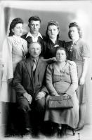  Rodzina. Ok. 1945, A family. Circa 1945.