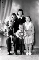  Rodzice z córką i dwoma synami. Ok. 1950 rok,  Parents with their daughter and two sons. Circa 1950.