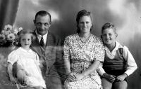  Rodzice z córką i synem.. Ok. 1950 rok, Parents with their daughter and son. Circa 1950.